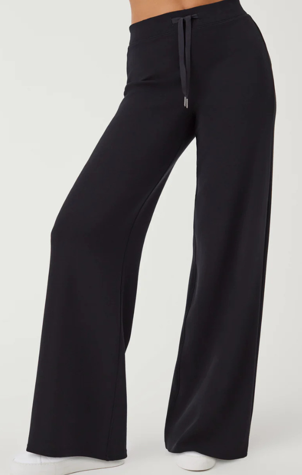 AirEssentials Wide Leg Pant in Very Black