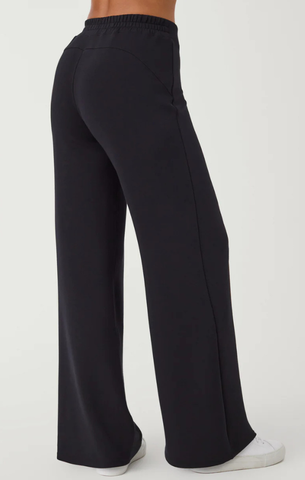 AirEssentials Wide Leg Pant in Very Black