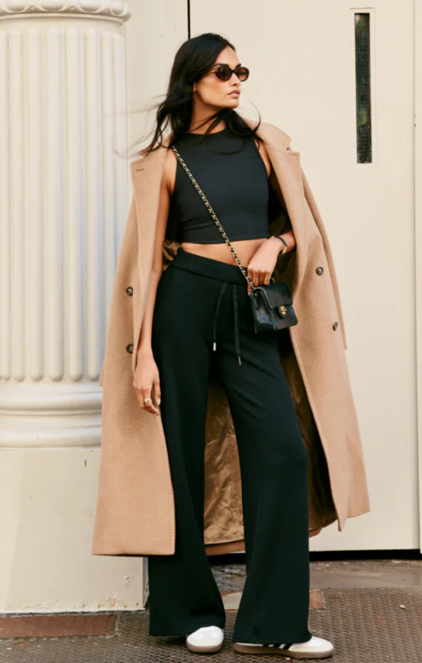 AirEssentials Wide Leg Pant in Very Black